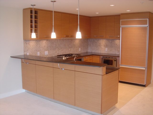 Bright kitchen with modern wood cabinets, granite countertops, and pendant lights. - 902 - 1925 Alberni Street, Vancouver Downtown