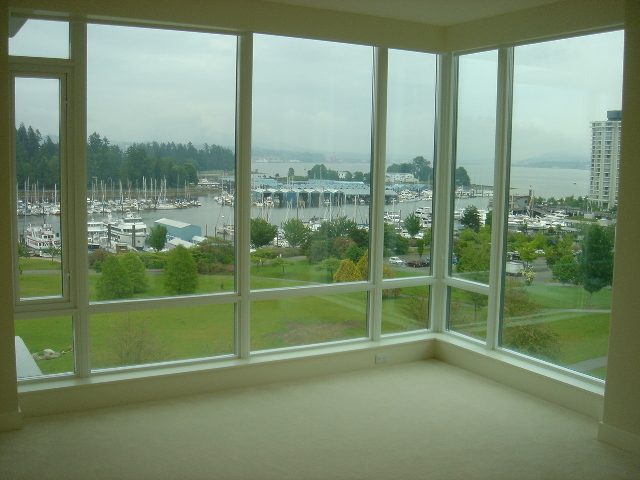 Bright living room with floor-to-ceiling windows offering a stunning view of the marina and cityscape. - 902 - 1925 Alberni Street, Vancouver Downtown