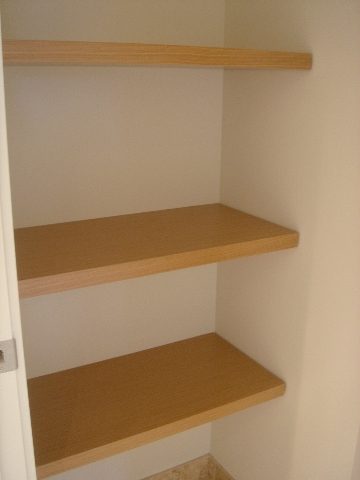 Bright closet with wooden shelves and clean white walls. - 902 - 1925 Alberni Street, Vancouver Downtown