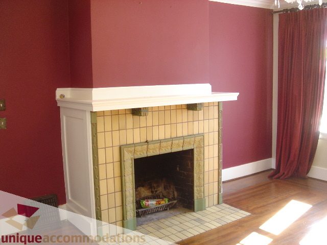 Living room with hardwood floors and a tiled fireplace. - 1475 W 33rd Ave, Vancouver West Side