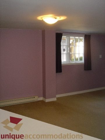 Living room with carpeted floor and window view. - 1475 W 33rd Ave, Vancouver West Side