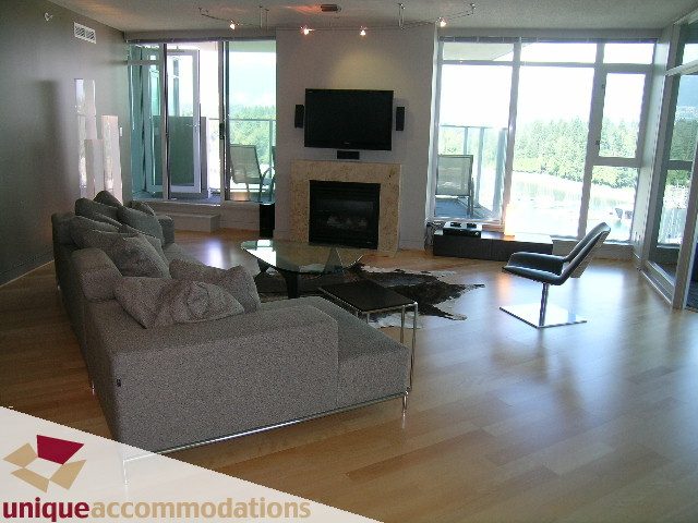 Furnished living room with hardwood floors, city view, and modern furniture. - 1603-1650 Bayshore Drive, Vancouver Downtown