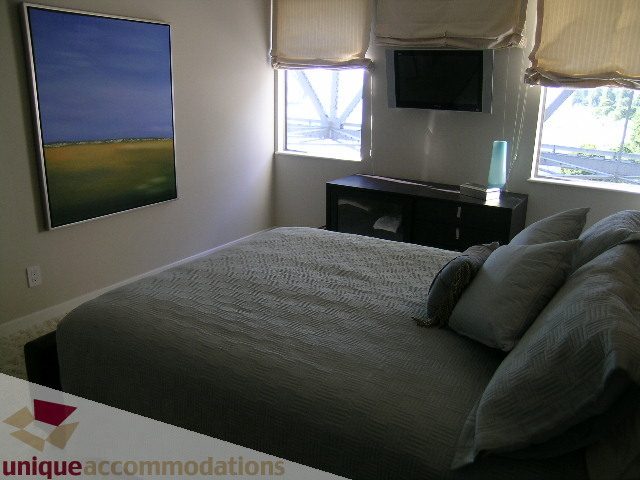 Spacious bedroom with twin beds, natural light, and a scenic view. - 602-1012 Beach Ave., Vancouver Downtown
