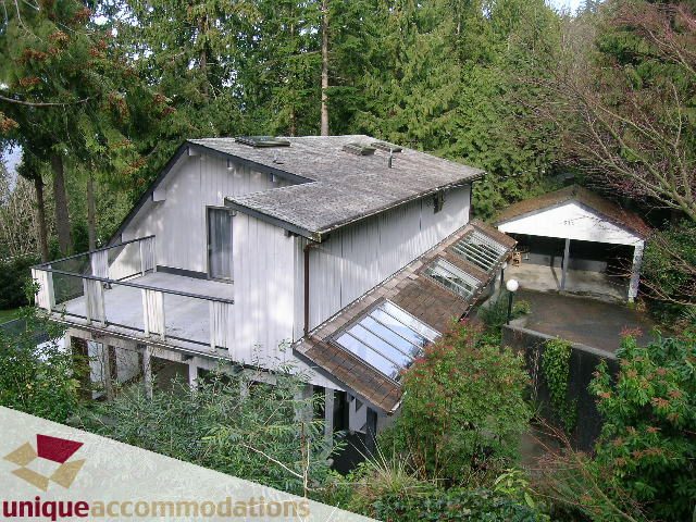 Furnished 4-bedroom + den house with a unique modern design, surrounded by lush greenery. - 310 Bayview Road, West Vancouver