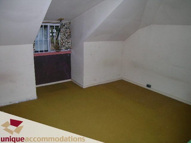 Attic room with sloped ceiling and carpeted floor. - 782 W 22nd Ave, Vancouver West Side