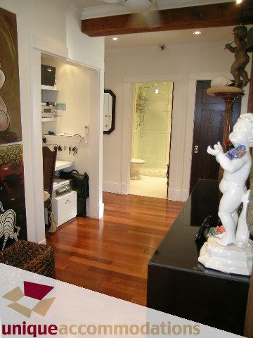 Bright living room with hardwood floors and a modern decor, featuring a statue and a cozy ambiance. - 47-777 Burrard Street, Vancouver Downtown