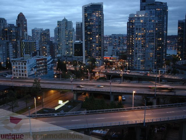Bright living room with city view and modern furnishings. - 1504 - 1455 Howe Street, Vancouver Downtown