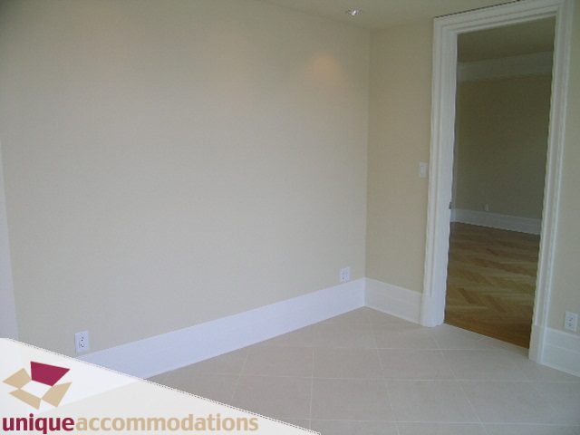 Bright living room with hardwood floors and tiled entryway. - PH1 - 508 Waters Edge Cres., West Vancouver