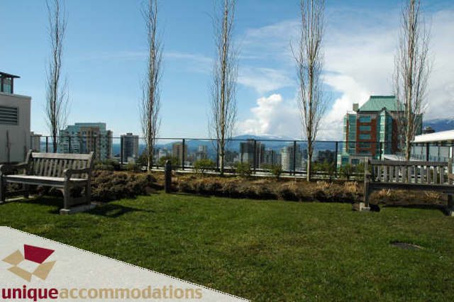 Furnished rooftop garden with city views and benches. - 2314 - 938 Smithe Street, Vancouver Downtown