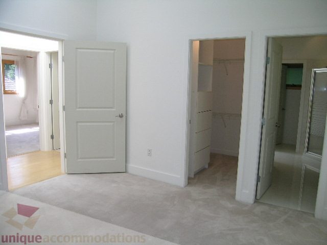 Bright living room with hardwood floors and a view of the kitchen. - 4215 Evergreen Ave, West Vancouver