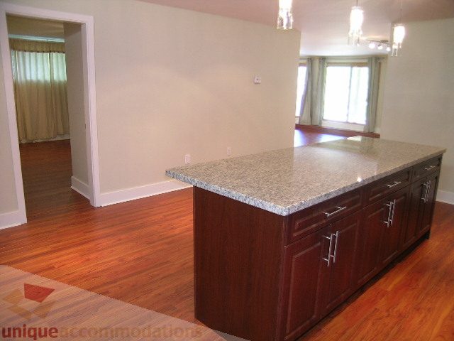Bright kitchen with granite countertops and hardwood floors. - 4215 Evergreen Ave, West Vancouver
