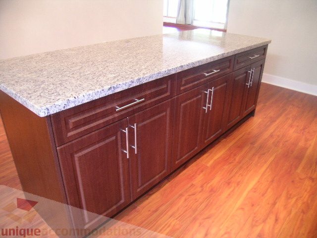 Bright kitchen with granite countertops and hardwood floors. - 4215 Evergreen Ave, West Vancouver