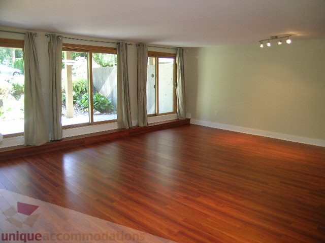 Bright living room with hardwood floors and large windows. - 4215 Evergreen Ave, West Vancouver