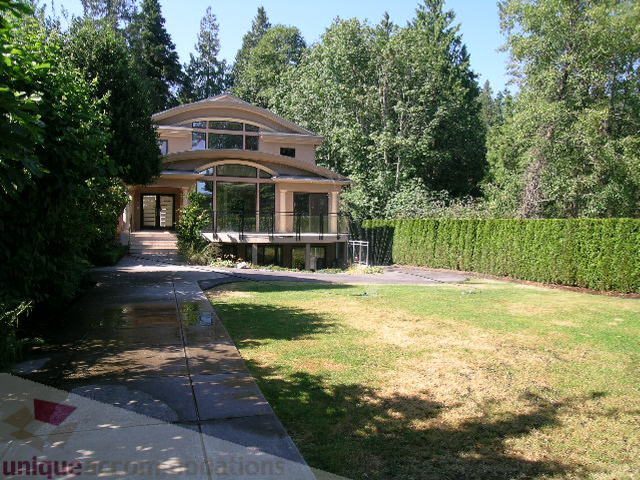 Furnished 6-bedroom house with a spacious patio and lush greenery. - 4215 Evergreen Ave, West Vancouver