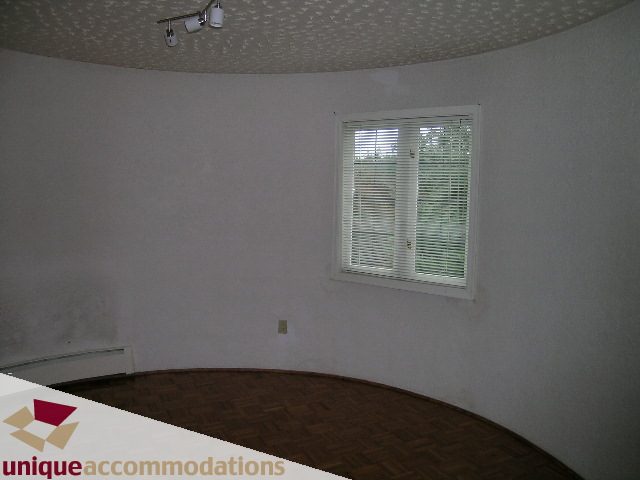 Bright bedroom with parquet flooring and a window with blinds. - 5568 Greenleaf Road, West Vancouver