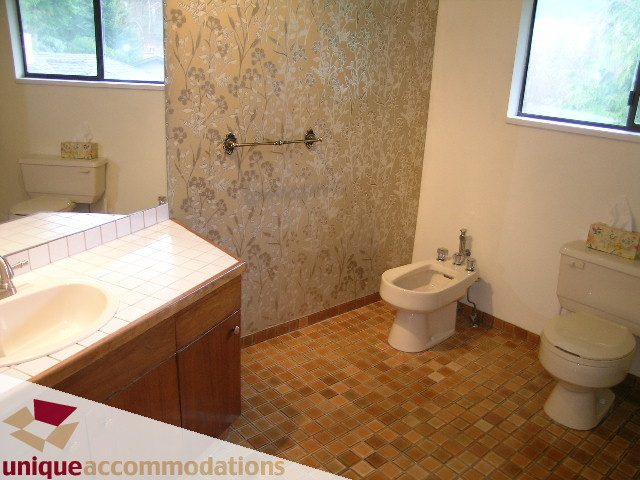 Spacious bathroom with tiled floor, patterned wallpaper, and modern fixtures. - 5568 Greenleaf Road, West Vancouver