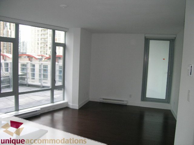 Bright living room with hardwood floors, city view, and modern furnishings. - 601-1255 Seymour Street, Vancouver Downtown