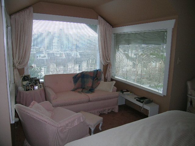 Bright living room with pink furniture and city view. - 1152 West 7th Ave, Vancouver West Side