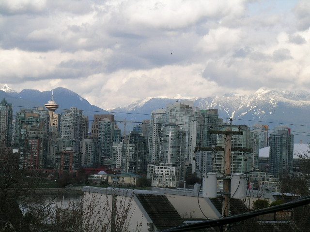 Bright kitchen with city view and modern furnishings. - 1152 West 7th Ave, Vancouver West Side