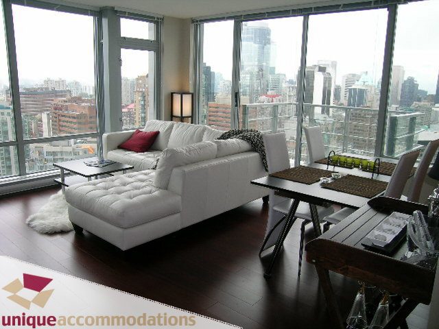 Furnished living room with hardwood floors, city view, and modern decor. - 3104 - 1255 Seymour Street, Vancouver Downtown