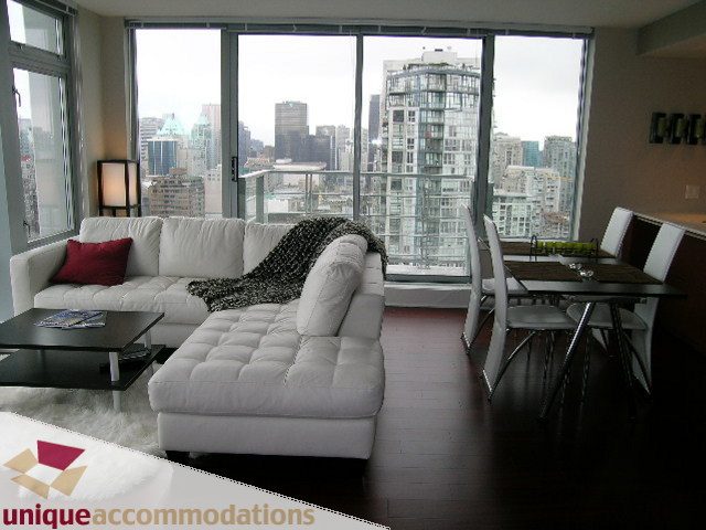 Furnished living room with city view and hardwood floors. - 3104 - 1255 Seymour Street, Vancouver Downtown