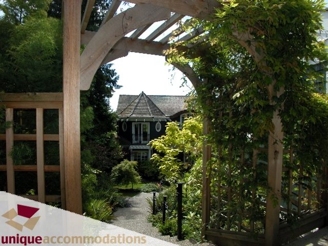Cozy 7-bedroom house with a charming garden archway and lush greenery. - 3586 Creery Ave, West Vancouver