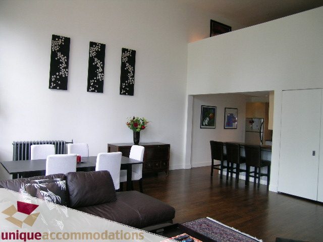 Bright living room with hardwood floors and modern decor. - PH2 - 869 Beatty Street, Vancouver Downtown