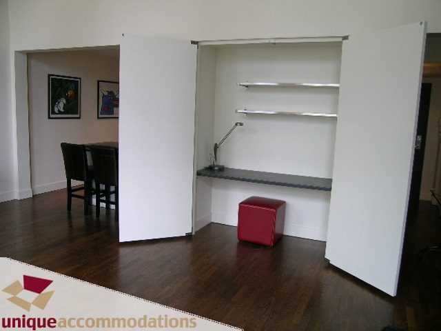 Bright living space with open shelving and hardwood floors. - PH2 - 869 Beatty Street, Vancouver Downtown