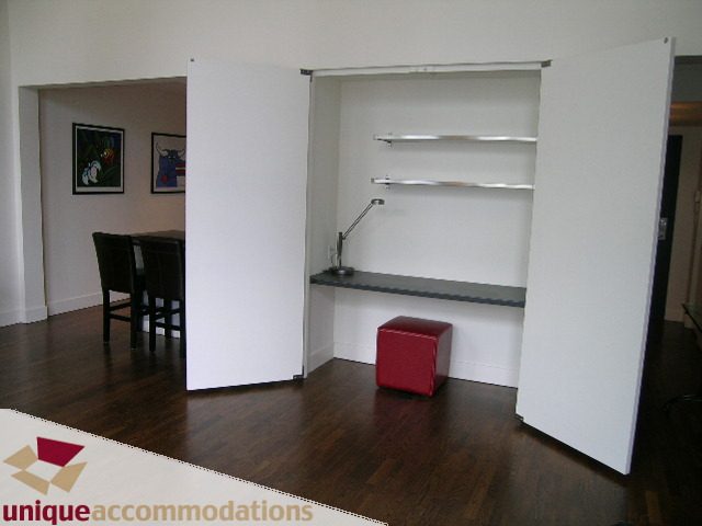 Bright living room with open shelving and hardwood floors. - PH2 - 869 Beatty Street, Vancouver Downtown