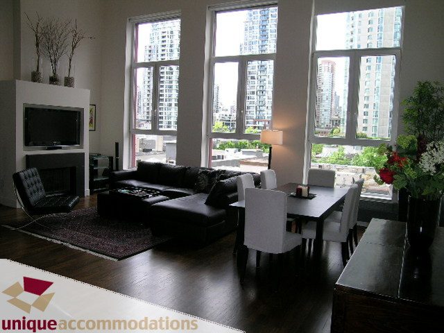 Bright living room with hardwood floors, city view, and modern furnishings. - PH2 - 869 Beatty Street, Vancouver Downtown