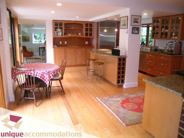 Bright kitchen with wooden cabinets, granite countertops, and hardwood floors. - 419 Inglewood ave, West Vancouver