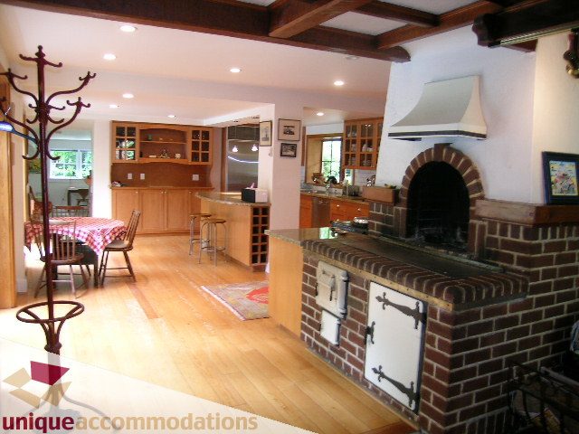 Bright kitchen with brick oven, hardwood floors, and open shelving. - 419 Inglewood ave, West Vancouver