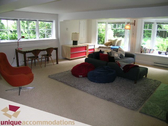 Bright living room with large windows, modern furniture, and a cozy ambiance. - 419 Inglewood ave, West Vancouver