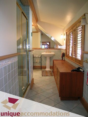 Bright kitchen with wooden cabinets, granite countertops, and a view of the living area. - 419 Inglewood ave, West Vancouver