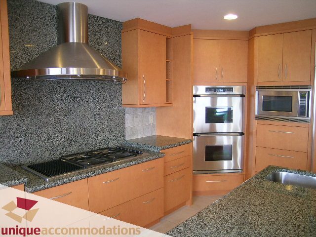 Bright kitchen with granite countertops and stainless steel appliances. - 1472 Camridge Road, West Vancouver