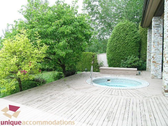 Bright deck with wooden flooring and a view of the garden. - 1472 Camridge Road, West Vancouver