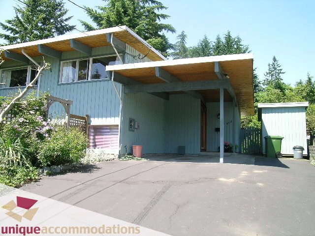 Furnished 3-bedroom + den house with large covered patio and greenery. - 2556 Belloc Street, North Vancouver