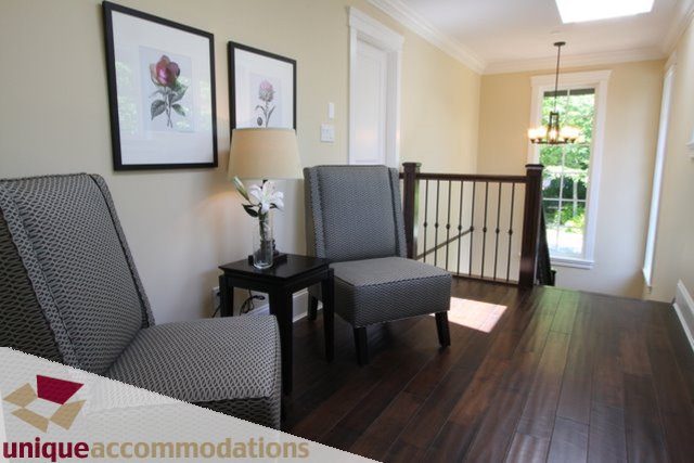 Bright living room with hardwood floors and modern furnishings. - 1287 Sinclair Court, West Vancouver