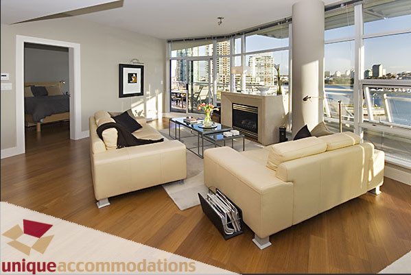 Furnished living room with hardwood floors, city view, and modern furniture. - 801- 628 Kinghorne Mews, Vancouver Downtown