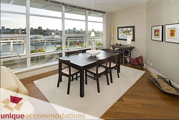 Dining area with modern furniture, hardwood floors, and a city view. - 801- 628 Kinghorne Mews, Vancouver Downtown