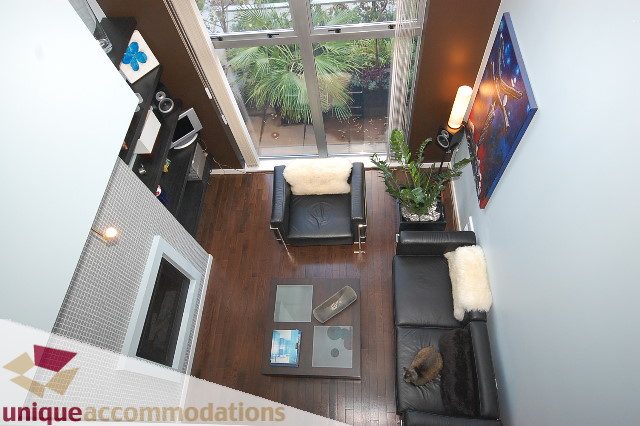 Furnished living room with hardwood floors, modern decor, and a city view. - 1229 Richards Street, Vancouver Downtown
