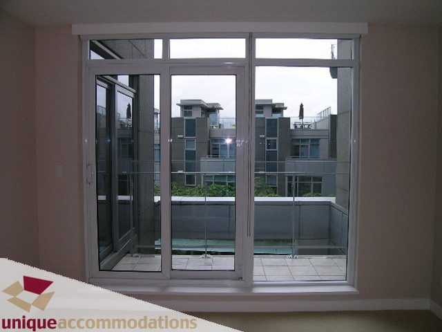 Bright living room with large windows offering a city view. - TH3 - 1251 West Cordova Street, Vancouver Downtown