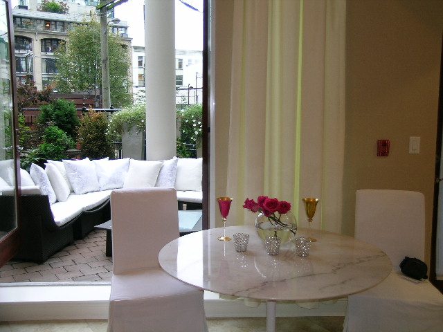 Bright living room with city view and modern decor. - 202 -1280 Richards Street, Vancouver Downtown