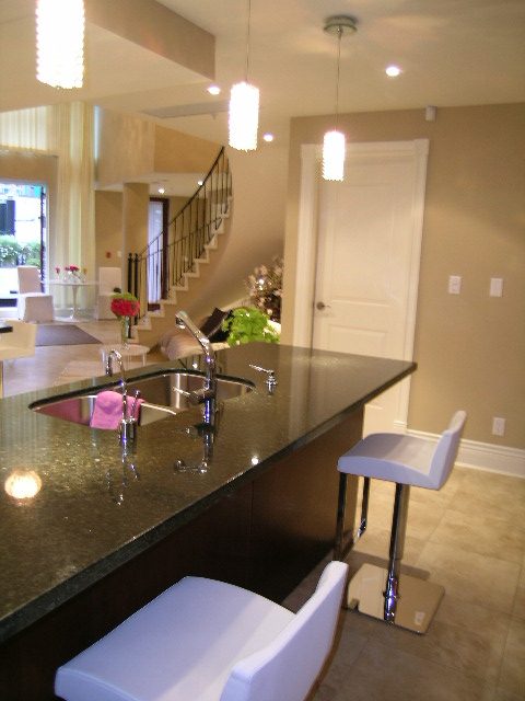 Modern kitchen with granite countertops and bar stools. - 202 -1280 Richards Street, Vancouver Downtown