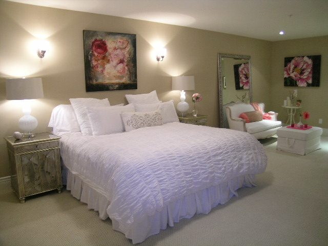 Bright bedroom with white bedding, floral artwork, and mirrored nightstands. - 202 -1280 Richards Street, Vancouver Downtown