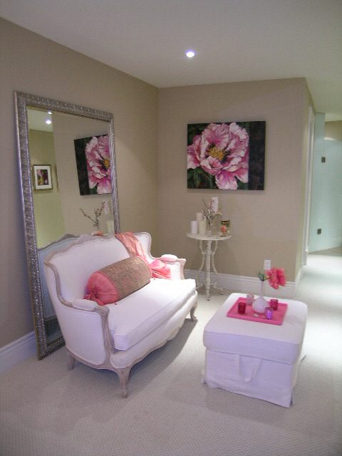 Bright living room with floral accents and elegant furniture. - 202 -1280 Richards Street, Vancouver Downtown
