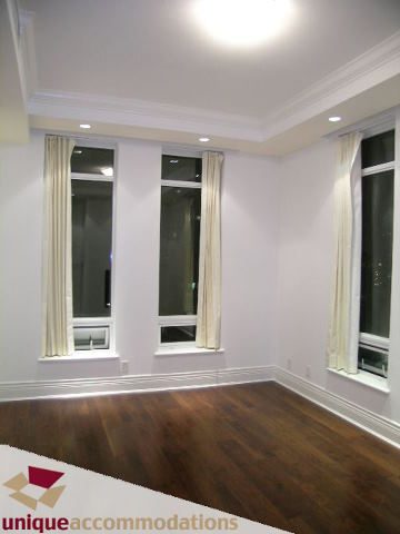Spacious living room with hardwood floors and large windows. - 1501 - 1280 Richards Street, Vancouver Downtown