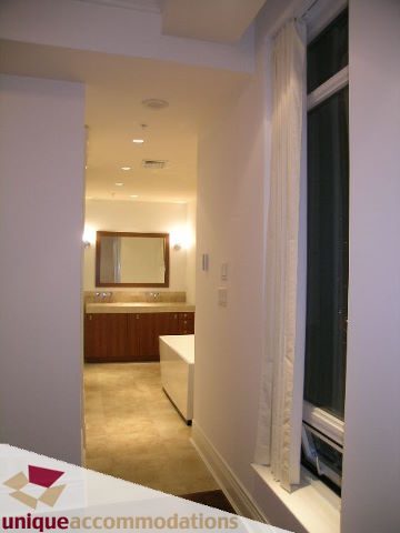 Bright hallway leading to a cozy den with a window and a view of the city. - 1501 - 1280 Richards Street, Vancouver Downtown
