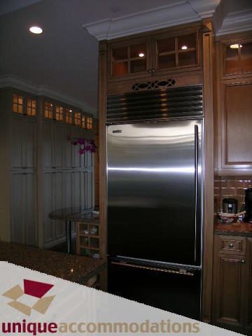 Bright kitchen with granite countertops and stainless steel appliances. - 1365 Kings Ave, West Vancouver