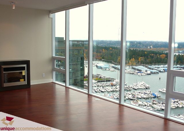 Bright living room with hardwood floors and a stunning city view of marina and forest. - 2802 - 1277 Melville Street, Vancouver Downtown